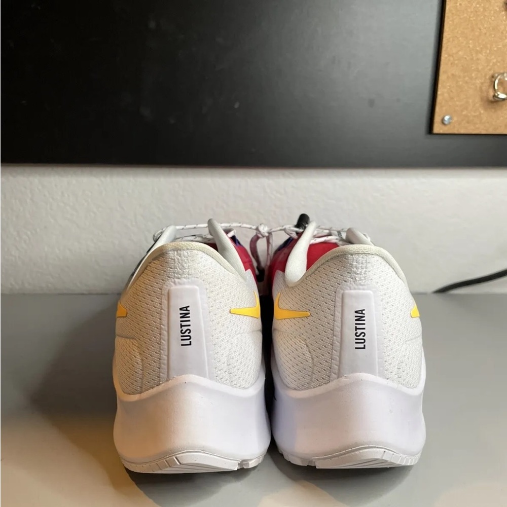 Nike - Picture 4 of 6